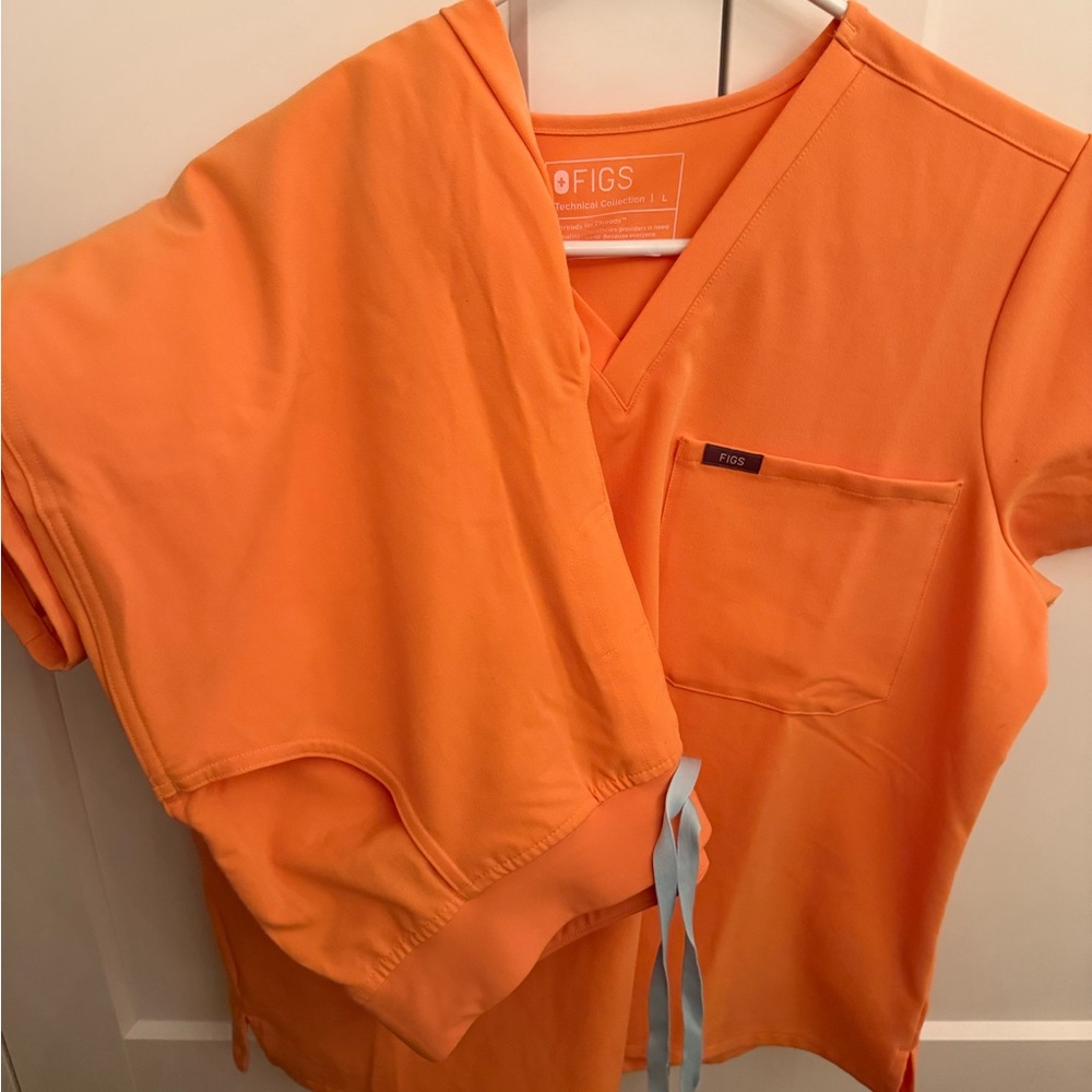 Figs Shaka orange scrub set